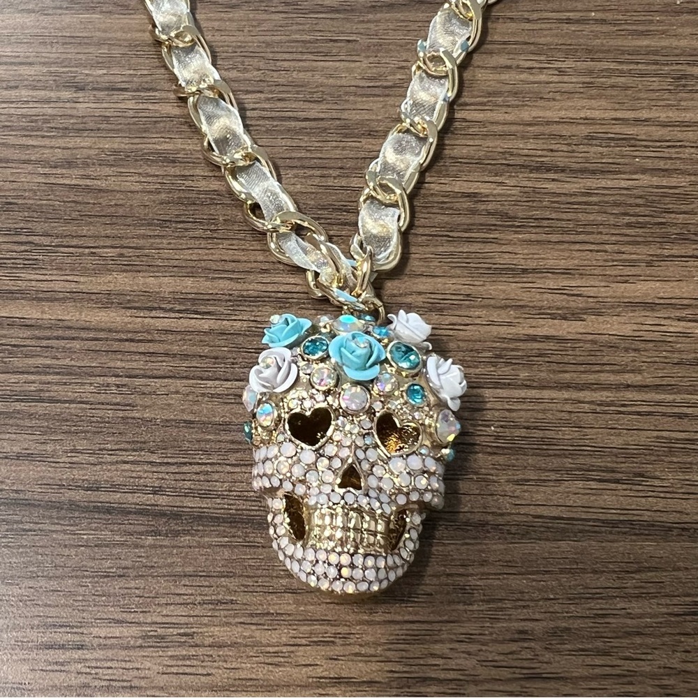 Betsey Johnson Sugar Skull Pendant Necklace NWT - Picture 2 of 4